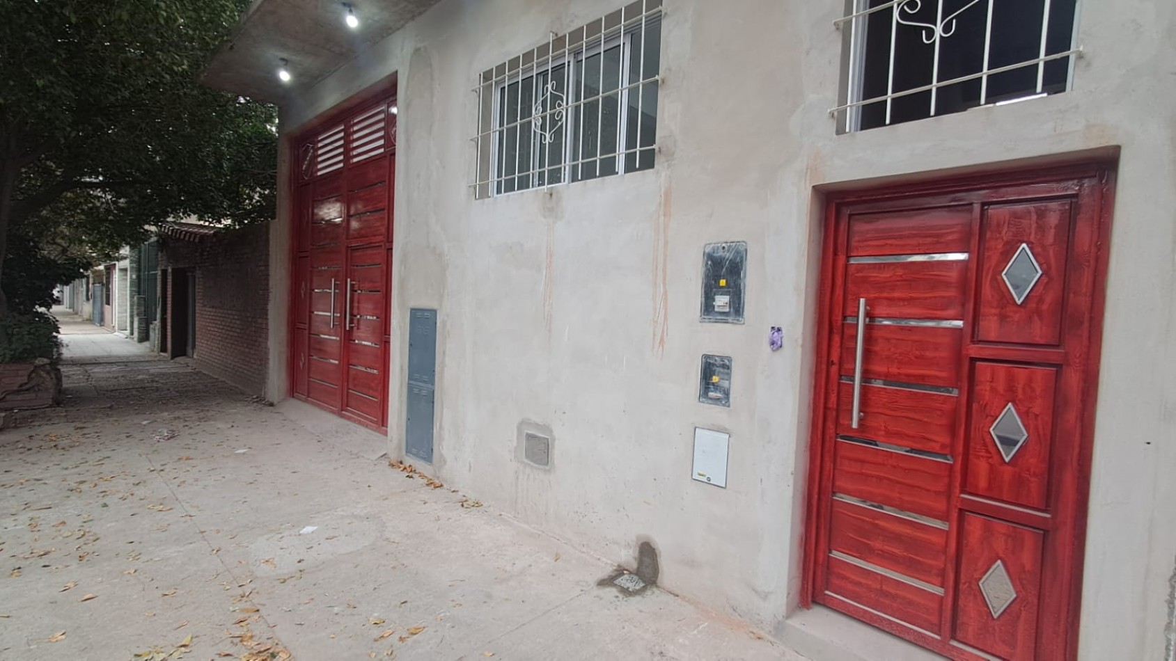GALPON CON 2 OFICINAS Y COCHERA TRASERA. REF. 913