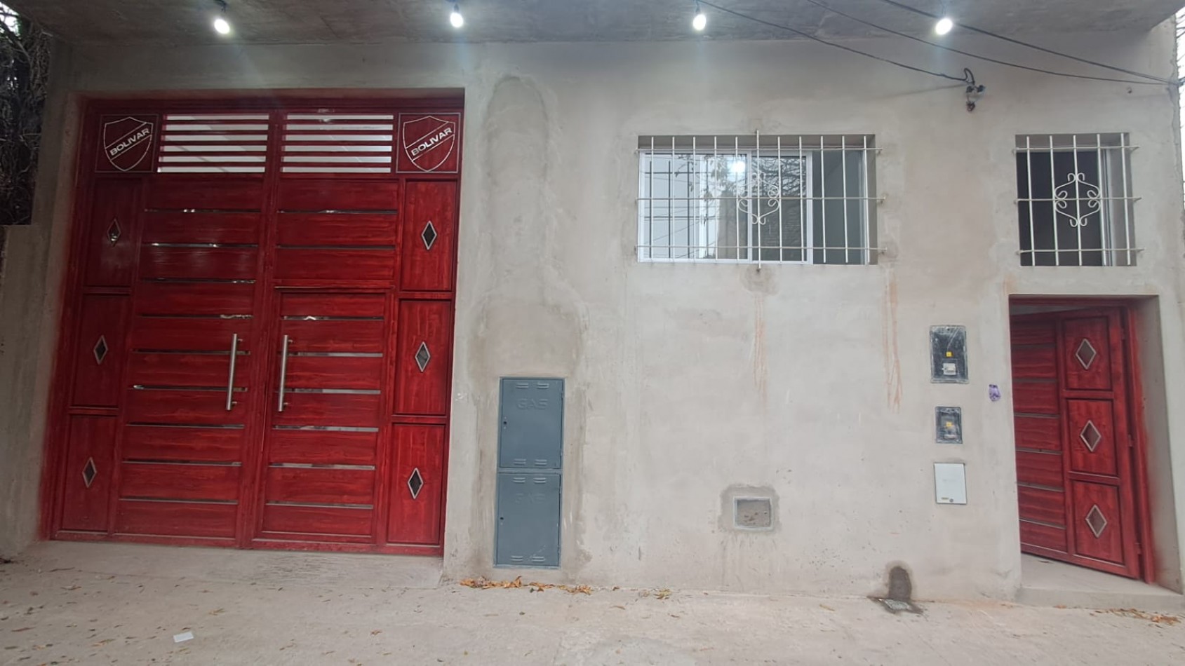 GALPON CON 2 OFICINAS Y COCHERA TRASERA. REF. 913