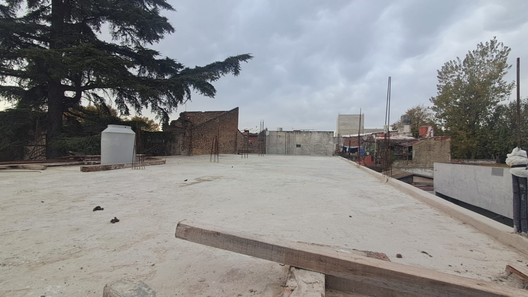 GALPON CON 2 OFICINAS Y COCHERA TRASERA. REF. 913