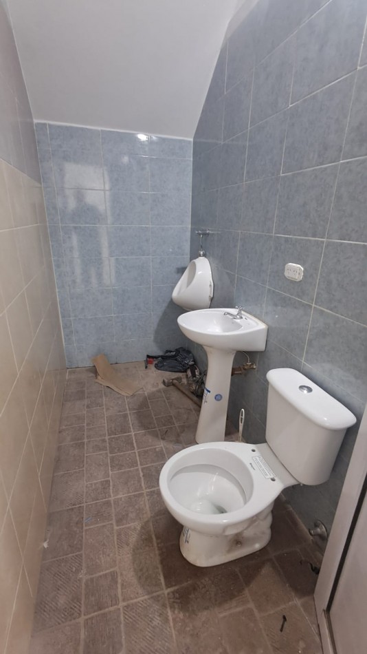 GALPON CON 2 OFICINAS Y COCHERA TRASERA. REF. 913