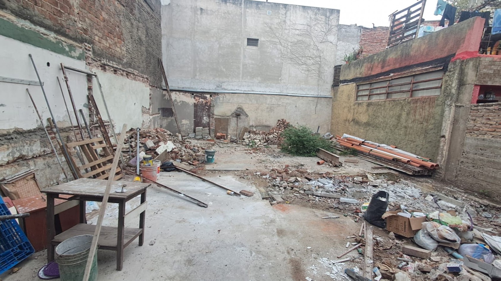 GALPON CON 2 OFICINAS Y COCHERA TRASERA. REF. 913