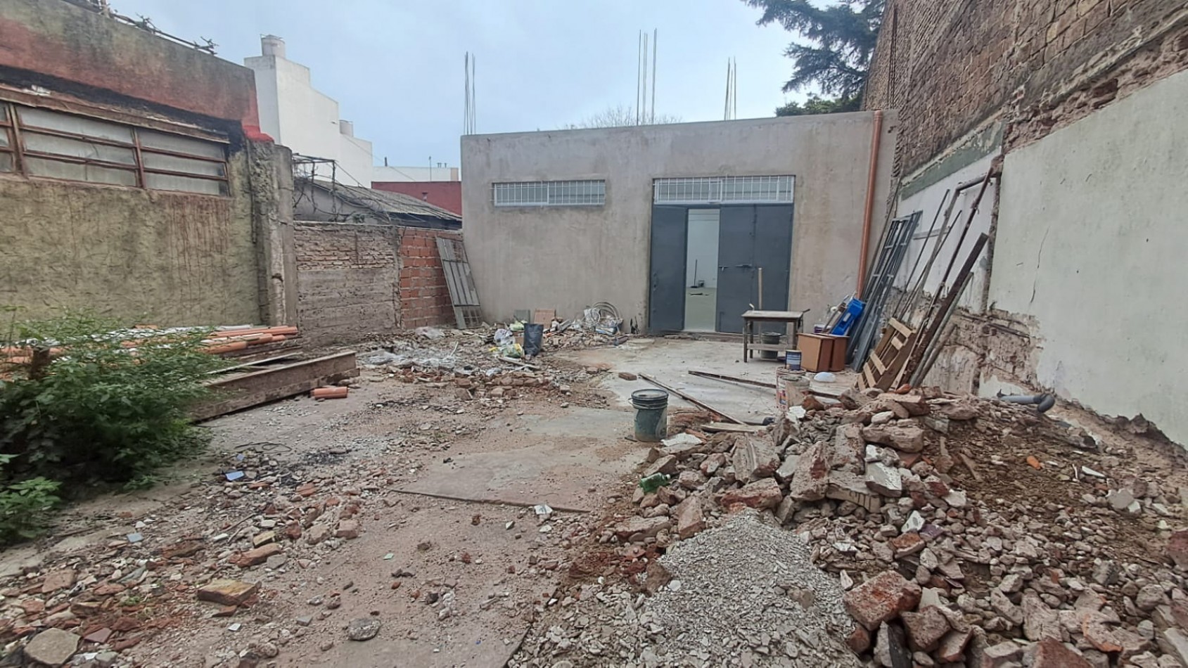 GALPON CON 2 OFICINAS Y COCHERA TRASERA. REF. 913