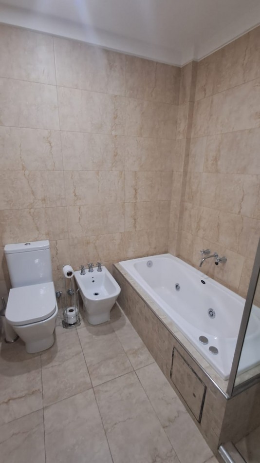 PISO DE 3 AMBIENTES CON DOBLE SUITE, 2 COCHERAS Y VISTA AL FRENTE.REF.914