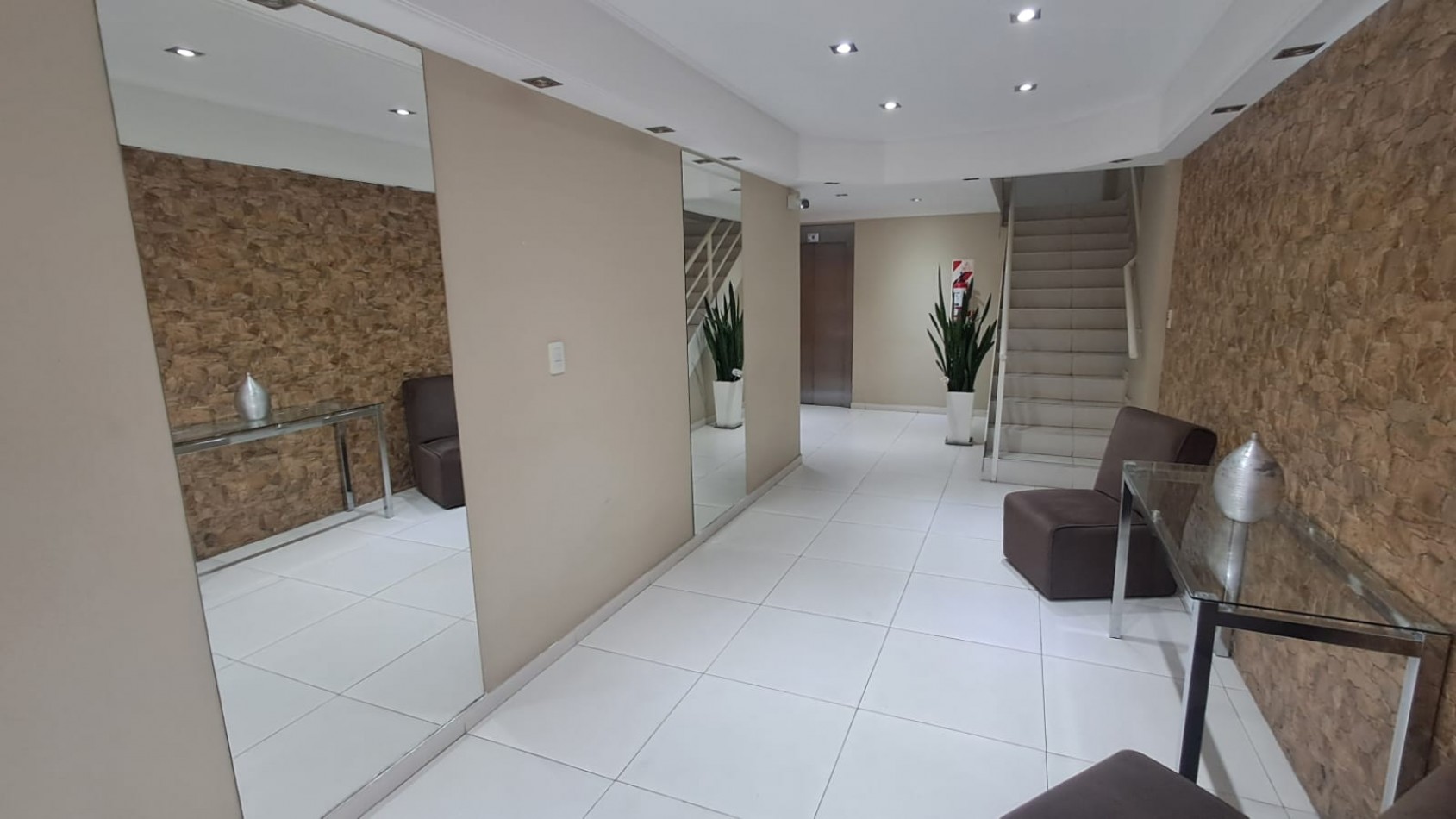 PISO DE 3 AMBIENTES CON DOBLE SUITE, 2 COCHERAS Y VISTA AL FRENTE.REF.914