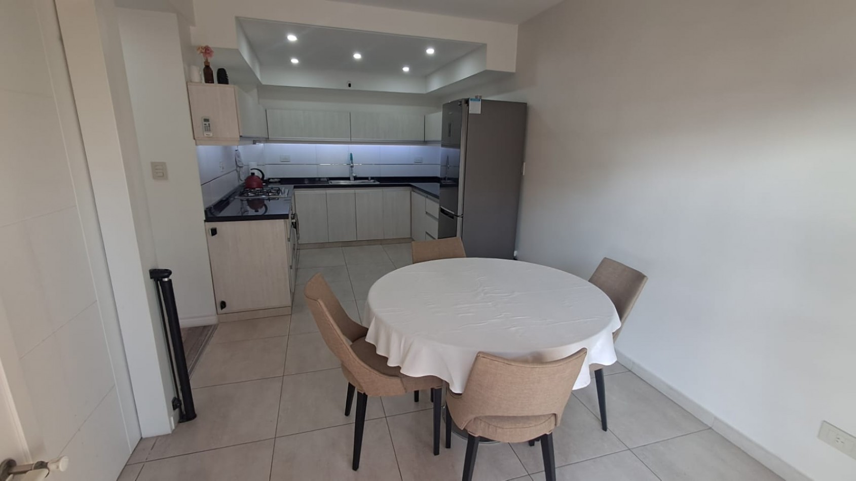 PISO DE 3 AMBIENTES CON DOBLE SUITE, 2 COCHERAS Y VISTA AL FRENTE.REF.914