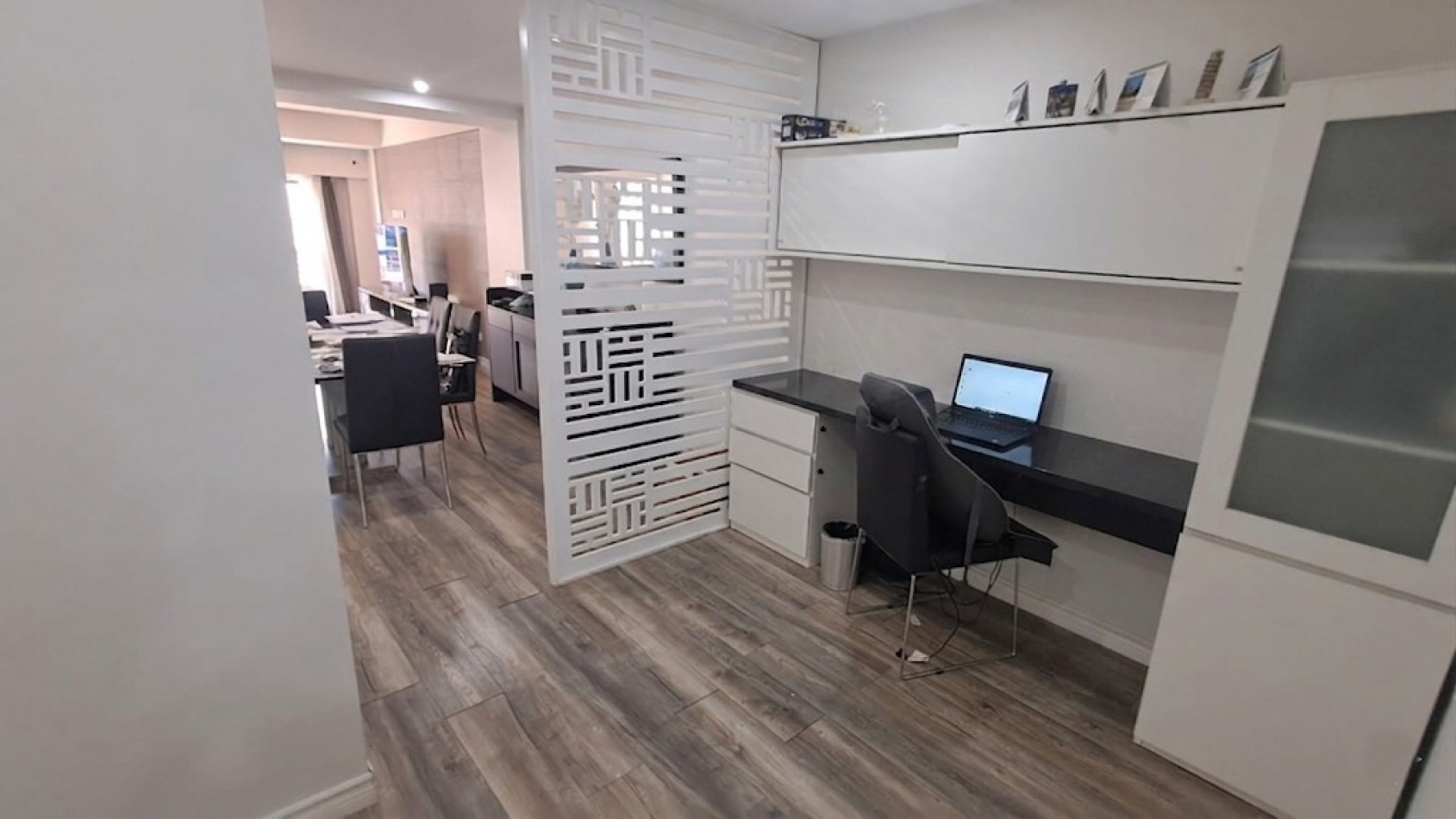 PISO DE 3 AMBIENTES CON DOBLE SUITE, 2 COCHERAS Y VISTA AL FRENTE.REF.914