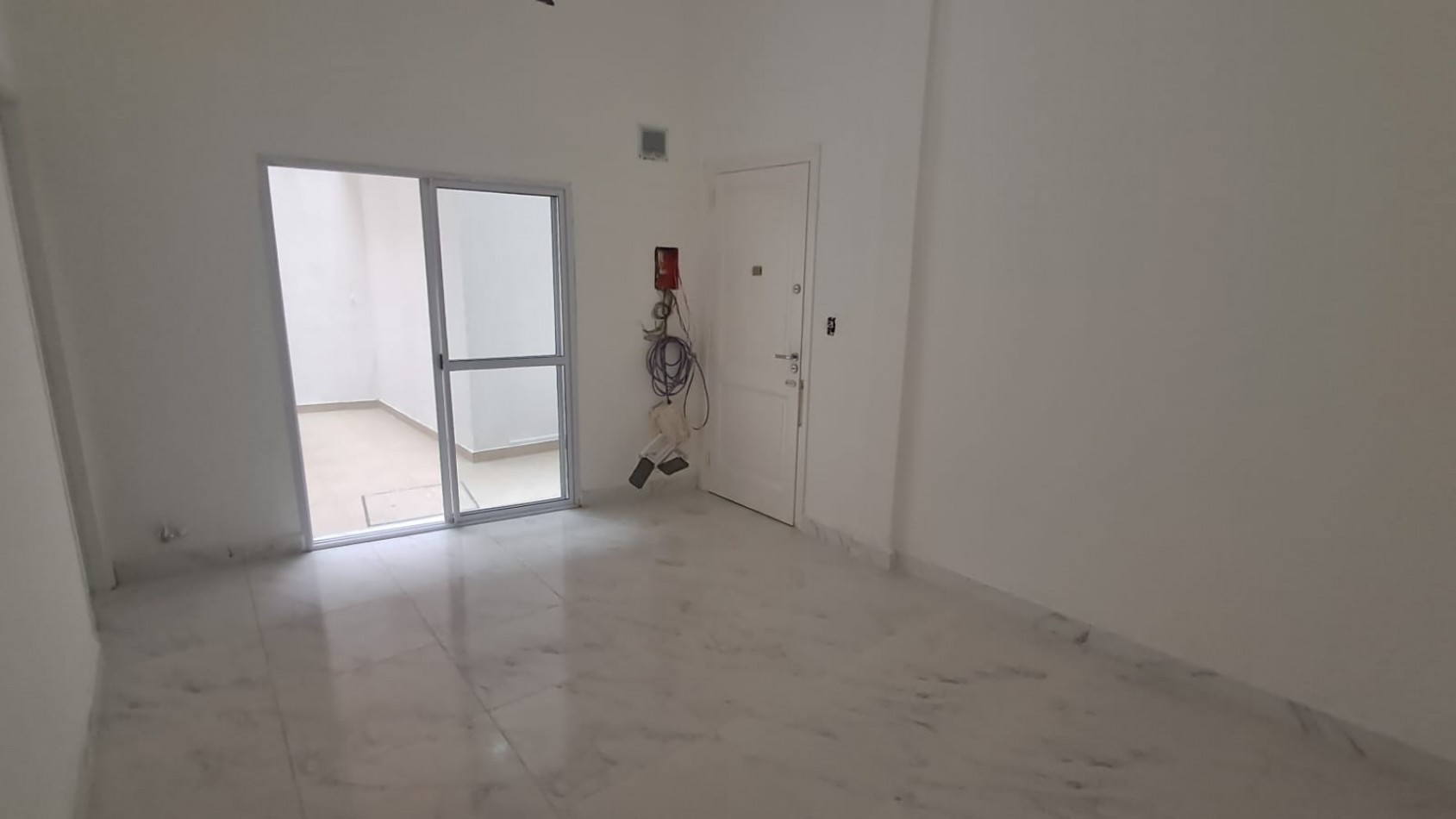 DEPARTAMENTO 2 AMB CON PATIO Y LOCAL CON DEPOSITO.REF.916