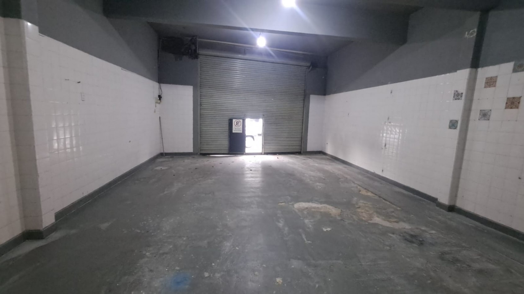 INMUEBLE SOBRE LOTE (8,66X53,69): LOCAL CON TERRAZA + 3 VIVIENDAS 3 AMB C/ PATIO REF. 917