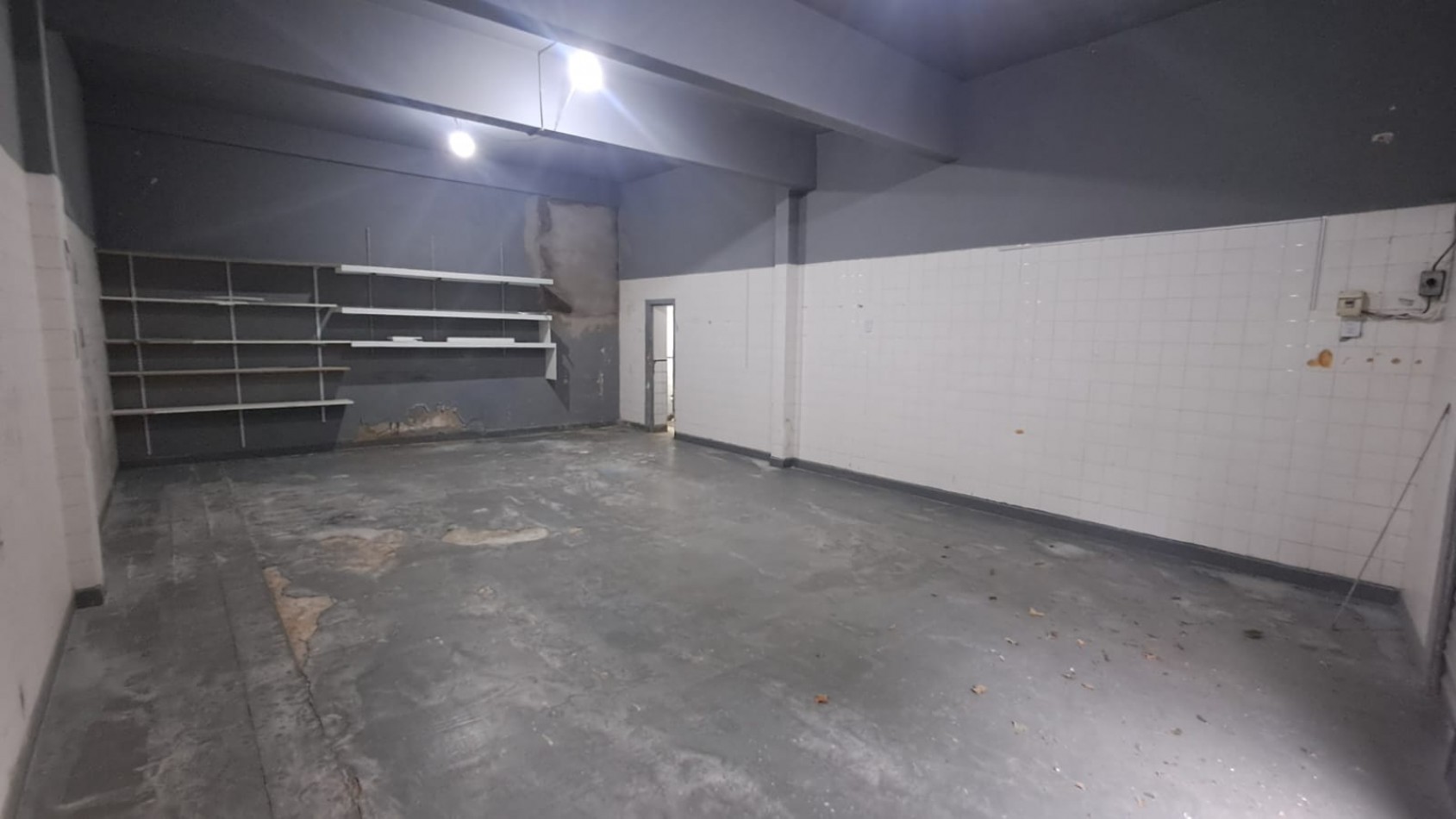 INMUEBLE SOBRE LOTE (8,66X53,69): LOCAL CON TERRAZA + 3 VIVIENDAS 3 AMB C/ PATIO REF. 917