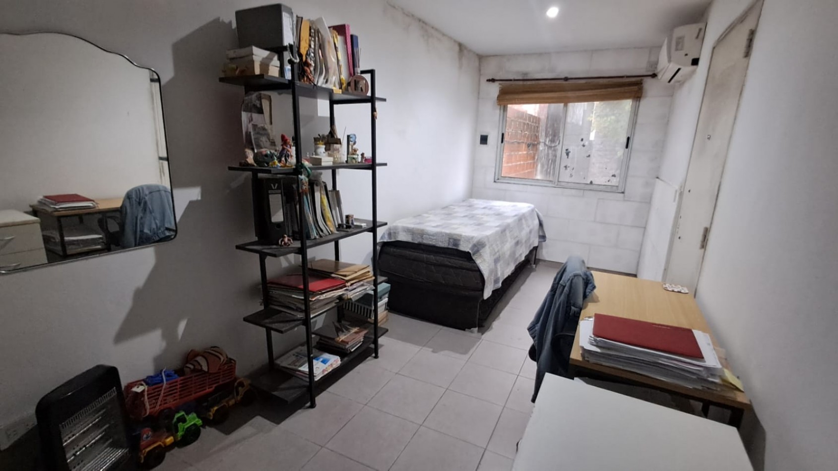 INMUEBLE SOBRE LOTE (8,66X53,69): LOCAL CON TERRAZA + 3 VIVIENDAS 3 AMB C/ PATIO REF. 917