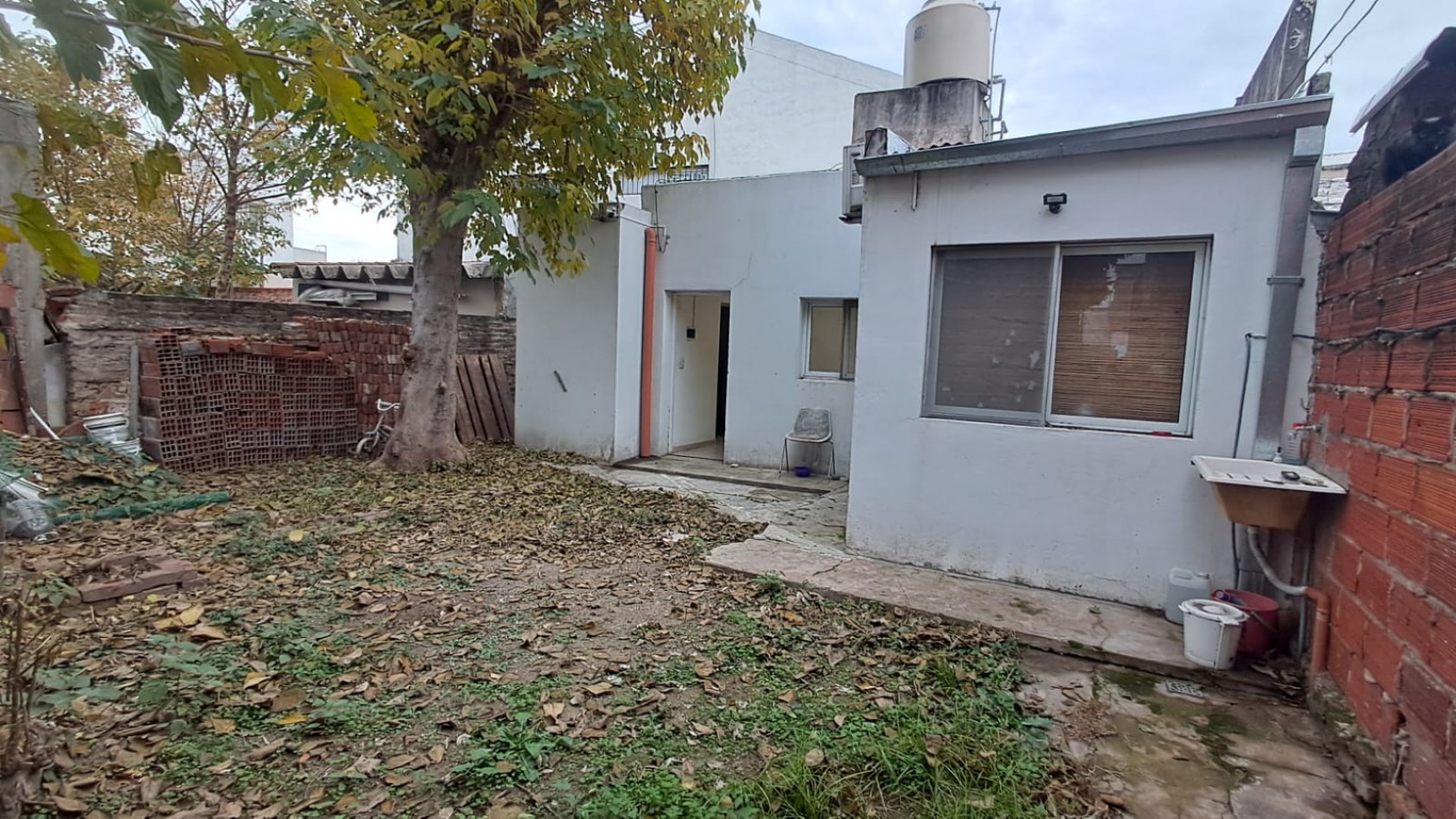 INMUEBLE SOBRE LOTE (8,66X53,69): LOCAL CON TERRAZA + 3 VIVIENDAS 3 AMB C/ PATIO REF. 917