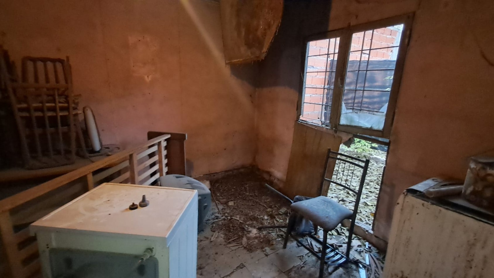 INMUEBLE SOBRE LOTE (8,66X53,69): LOCAL CON TERRAZA + 3 VIVIENDAS 3 AMB C/ PATIO REF. 917