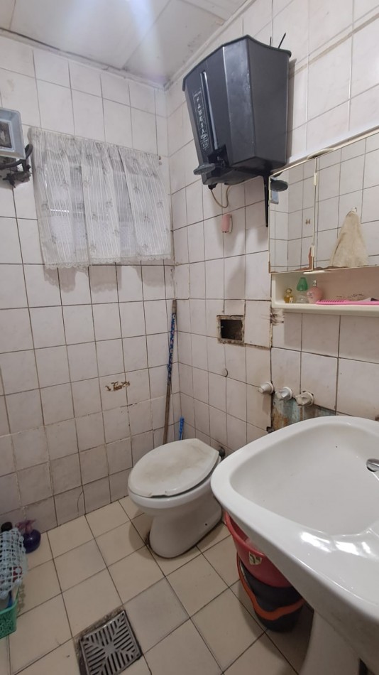 INMUEBLE SOBRE LOTE (8,66X53,69): LOCAL CON TERRAZA + 3 VIVIENDAS 3 AMB C/ PATIO REF. 917
