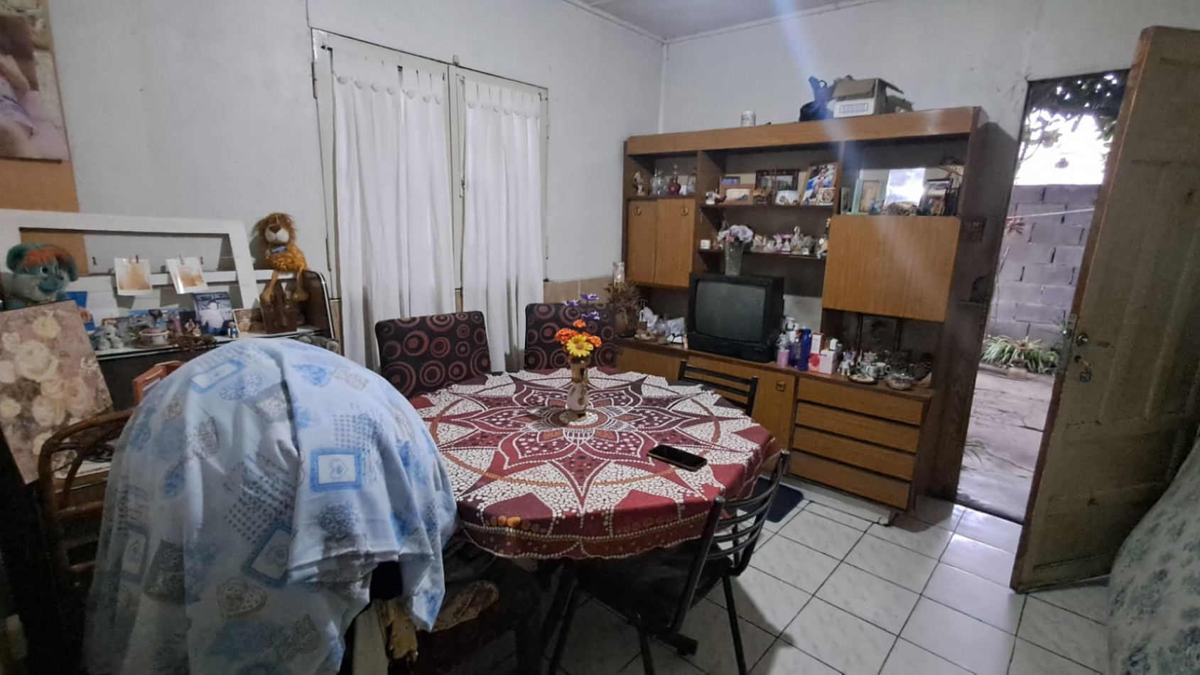 INMUEBLE SOBRE LOTE (8,66X53,69): LOCAL CON TERRAZA + 3 VIVIENDAS 3 AMB C/ PATIO REF. 917