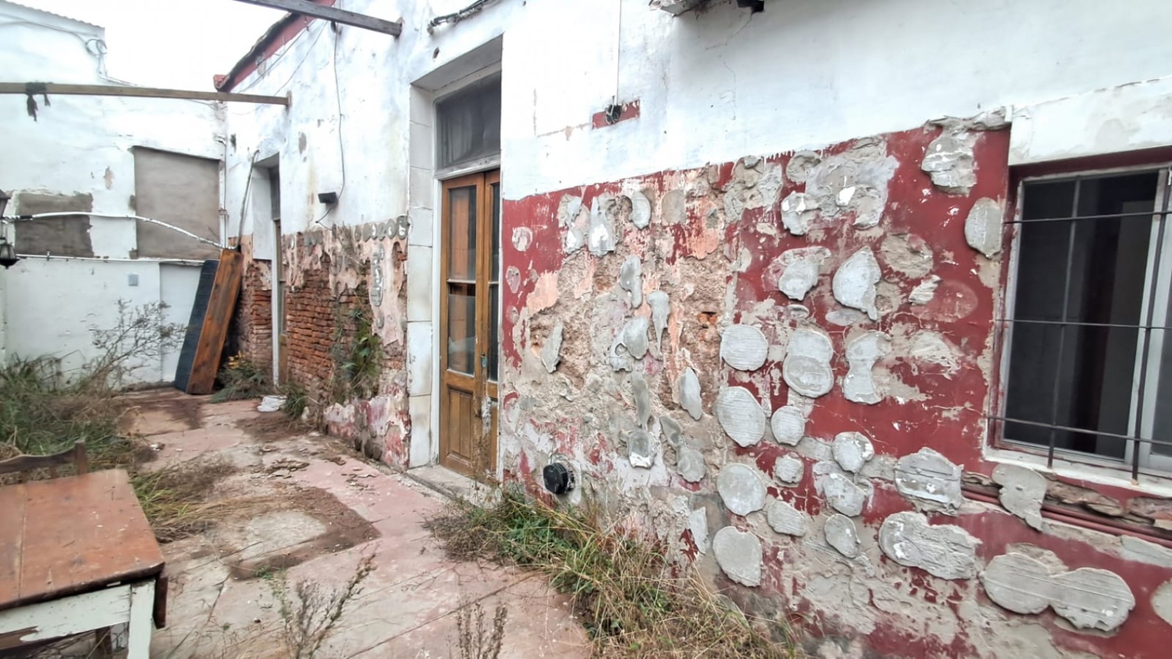 INMUEBLE SOBRE LOTE (8,66X53,69): LOCAL CON TERRAZA + 3 VIVIENDAS 3 AMB C/ PATIO REF. 917