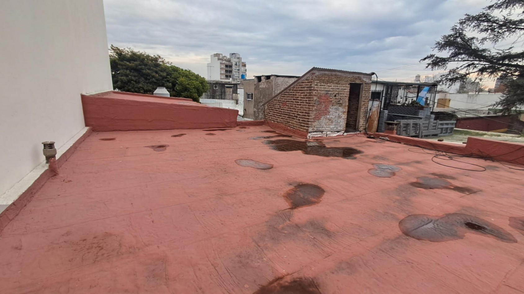 INMUEBLE SOBRE LOTE (8,66X53,69): LOCAL CON TERRAZA + 3 VIVIENDAS 3 AMB C/ PATIO REF. 917
