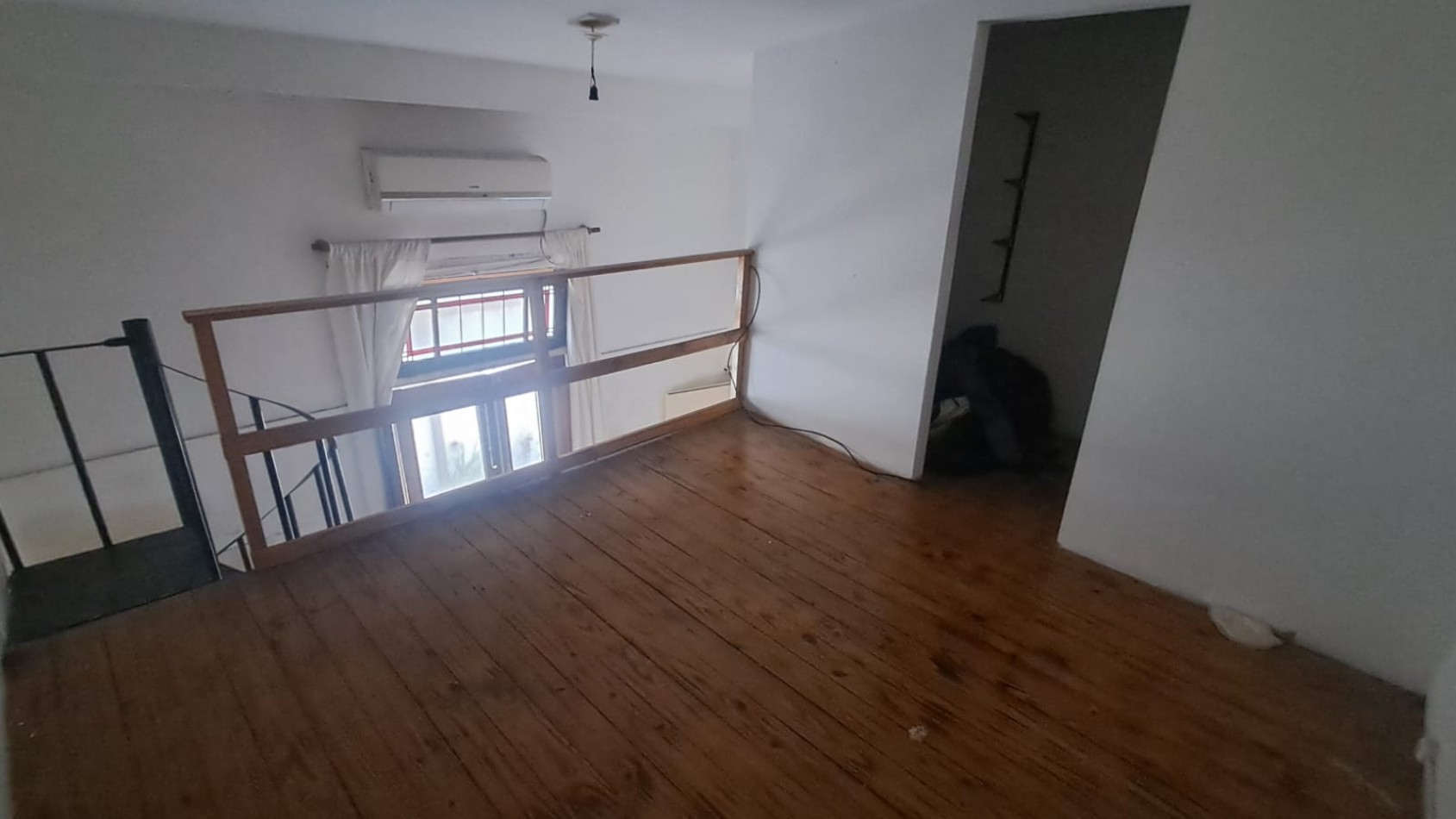 INMUEBLE SOBRE LOTE (8,66X53,69): LOCAL CON TERRAZA + 3 VIVIENDAS 3 AMB C/ PATIO REF. 917
