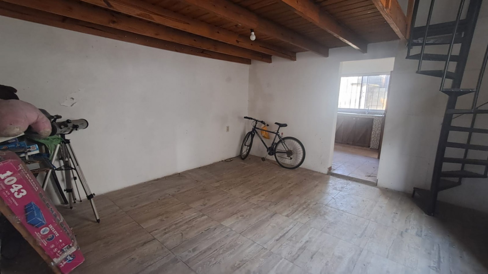 INMUEBLE SOBRE LOTE (8,66X53,69): LOCAL CON TERRAZA + 3 VIVIENDAS 3 AMB C/ PATIO REF. 917