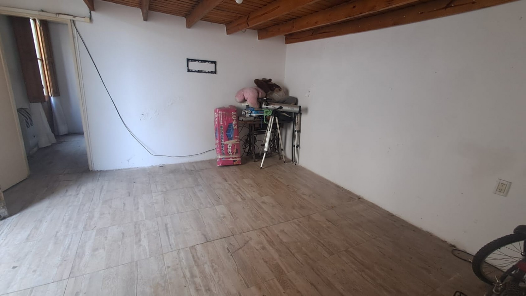 INMUEBLE SOBRE LOTE (8,66X53,69): LOCAL CON TERRAZA + 3 VIVIENDAS 3 AMB C/ PATIO REF. 917
