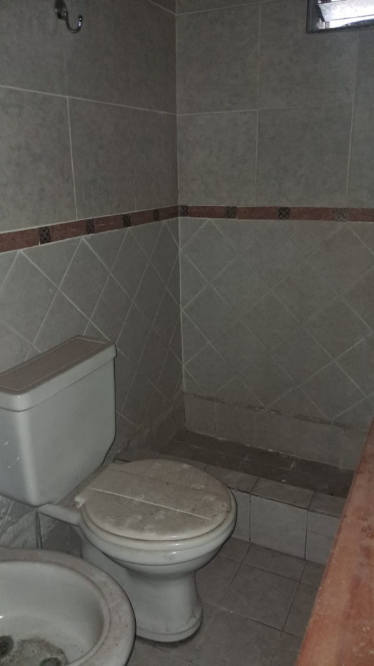 INMUEBLE SOBRE LOTE (8,66X53,69): LOCAL CON TERRAZA + 3 VIVIENDAS 3 AMB C/ PATIO REF. 917