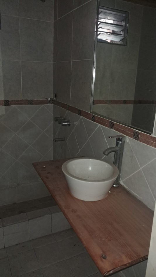 INMUEBLE SOBRE LOTE (8,66X53,69): LOCAL CON TERRAZA + 3 VIVIENDAS 3 AMB C/ PATIO REF. 917