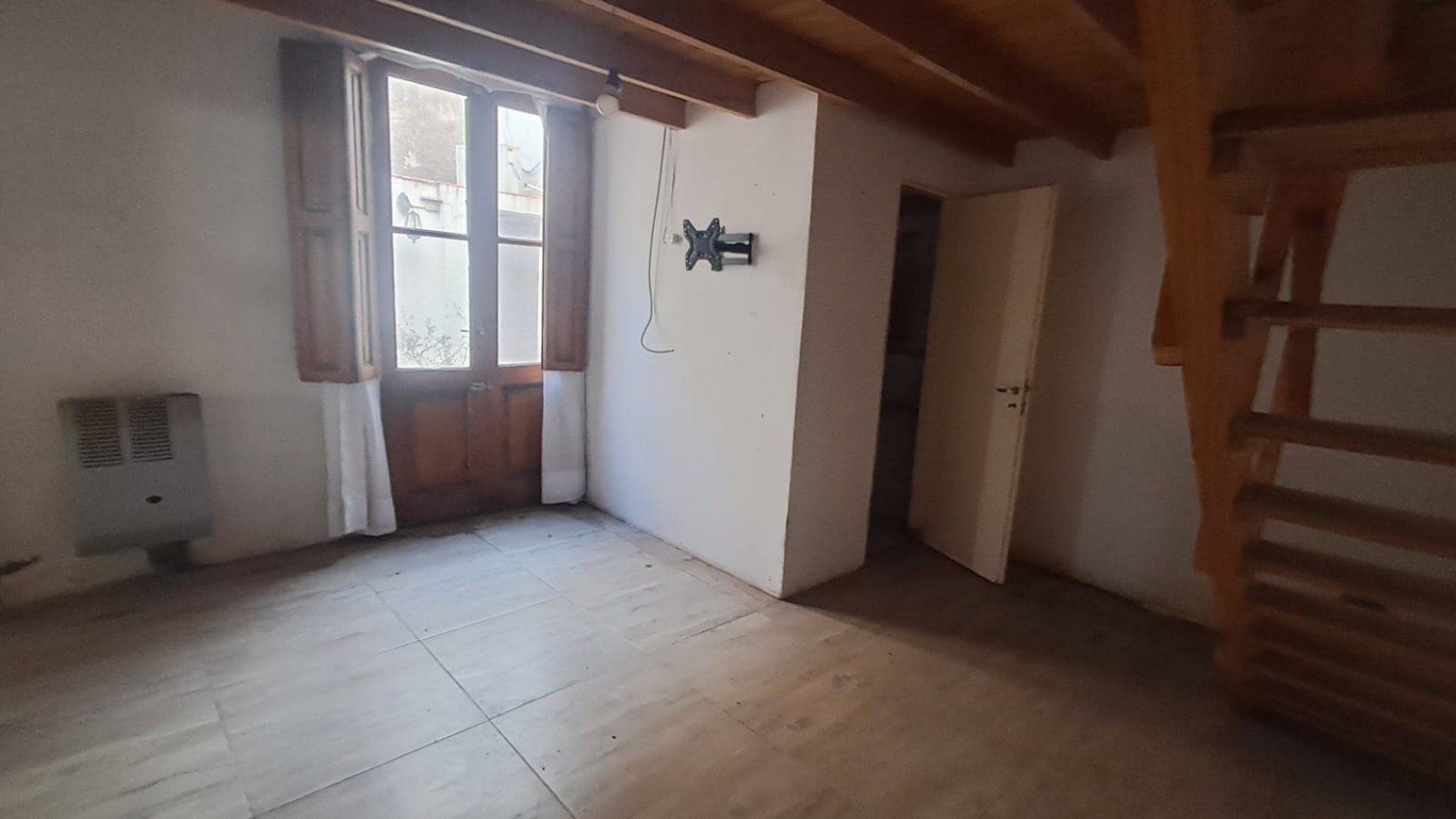 INMUEBLE SOBRE LOTE (8,66X53,69): LOCAL CON TERRAZA + 3 VIVIENDAS 3 AMB C/ PATIO REF. 917