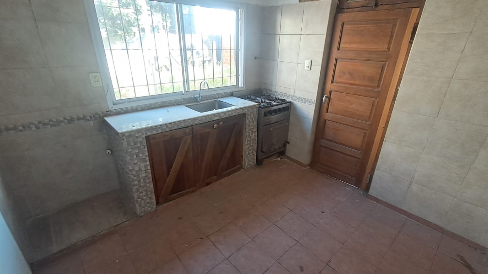 INMUEBLE SOBRE LOTE (8,66X53,69): LOCAL CON TERRAZA + 3 VIVIENDAS 3 AMB C/ PATIO REF. 917