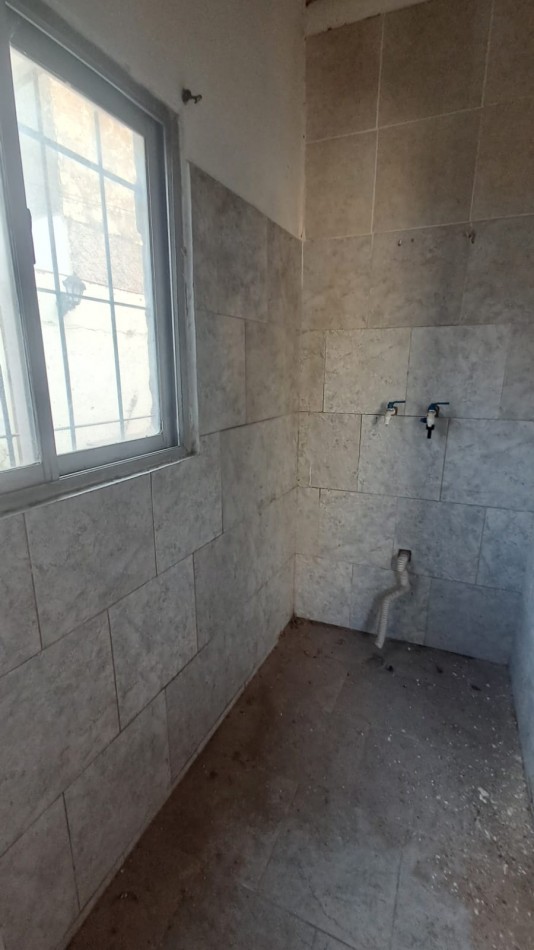 INMUEBLE SOBRE LOTE (8,66X53,69): LOCAL CON TERRAZA + 3 VIVIENDAS 3 AMB C/ PATIO REF. 917