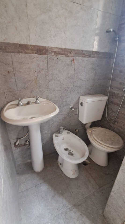INMUEBLE SOBRE LOTE (8,66X53,69): LOCAL CON TERRAZA + 3 VIVIENDAS 3 AMB C/ PATIO REF. 917