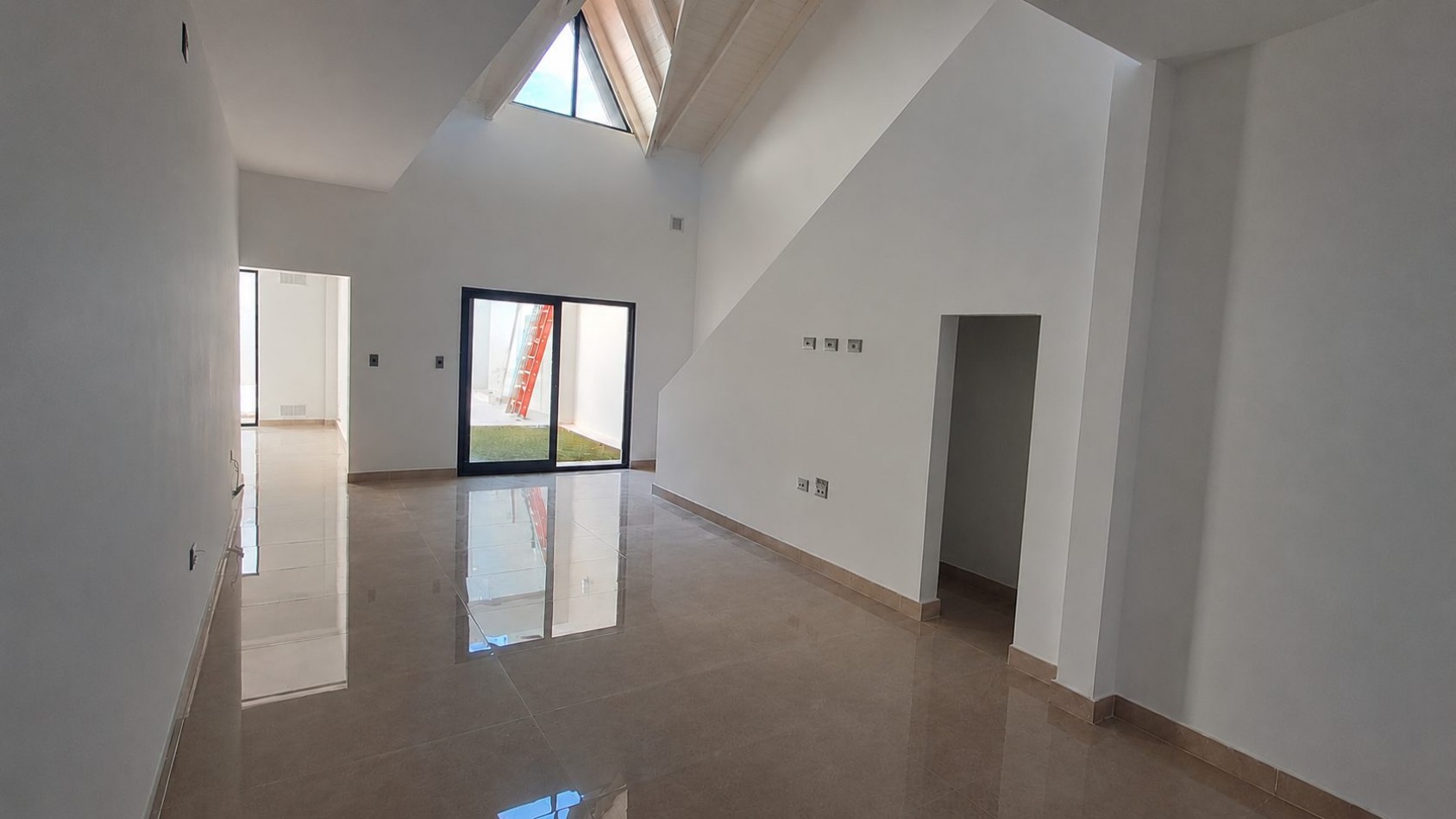 CASA 6 AMBIENTES CON 5 DORMITORIOS, 5 BAÑOS, GARAGE, PATIO CON PILETA, JARDIN Y LAVADERO CUBIERTO REF: 919