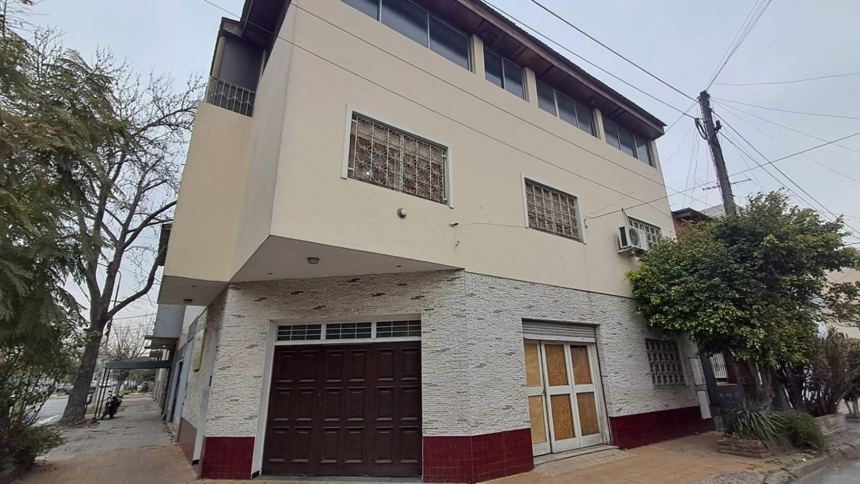  CASA CON 3 DORMITORIOS, GRAN SALA DE JUEGOS Y LOCAL.REF.924