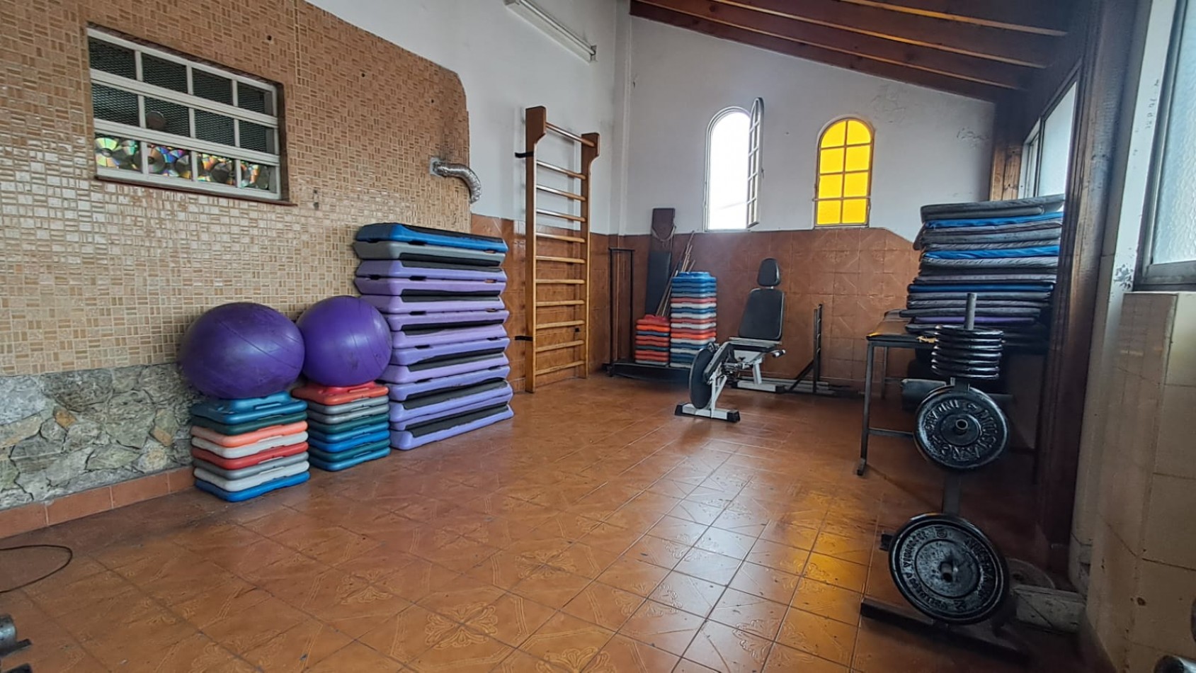  CASA CON 3 DORMITORIOS, GRAN SALA DE JUEGOS Y LOCAL.REF.924