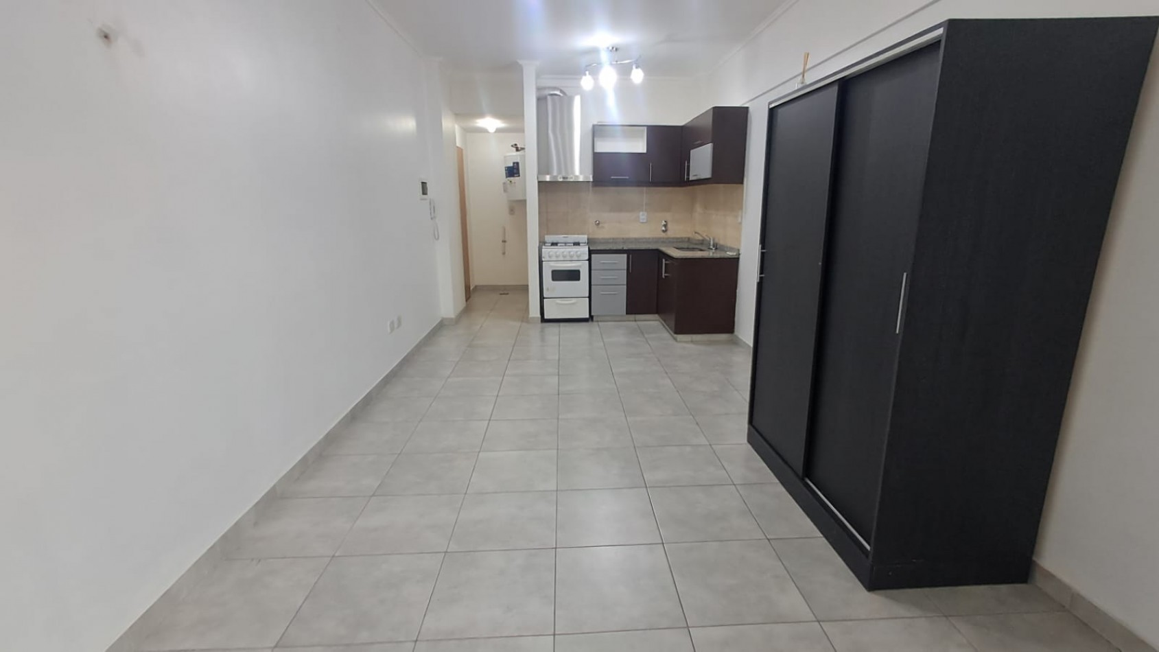 DEPARTAMENTO MONOAMBIENTE C/BAÑO Y BALCON FRANCES. REF. 927