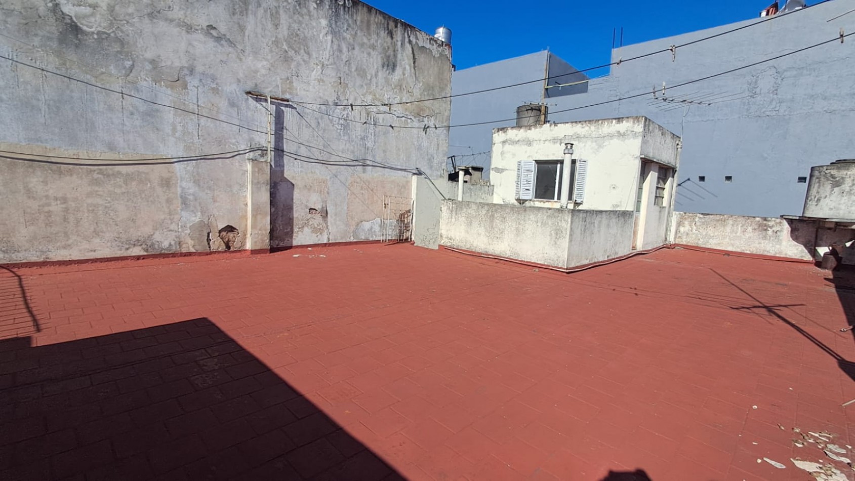  CASA 3 AMBIENTES CON COCHERA, TERRAZA Y CUARTO GUARDA UTILES.REF.928