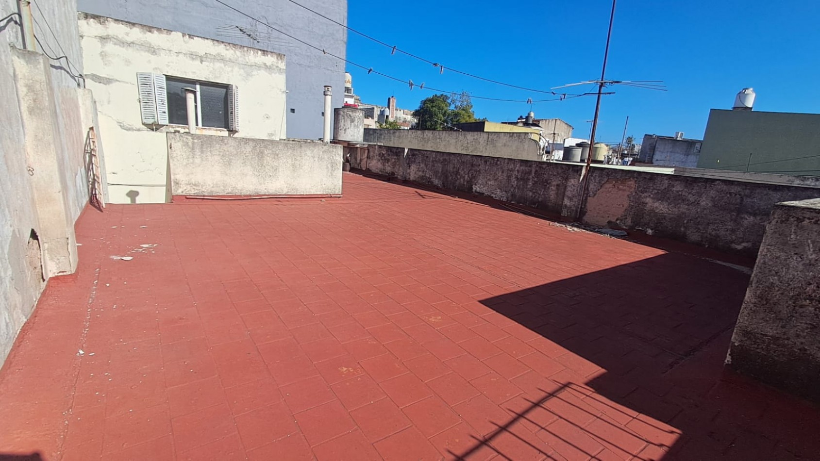  CASA 3 AMBIENTES CON COCHERA, TERRAZA Y CUARTO GUARDA UTILES.REF.928