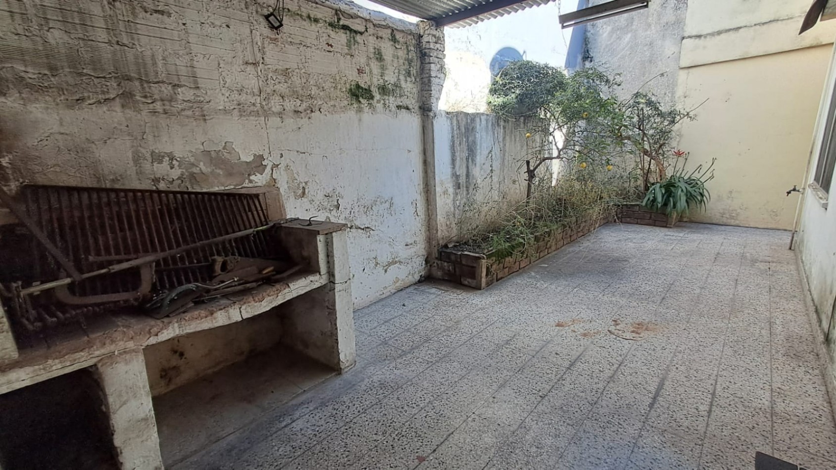  CASA 3 AMBIENTES CON COCHERA, TERRAZA Y CUARTO GUARDA UTILES.REF.928