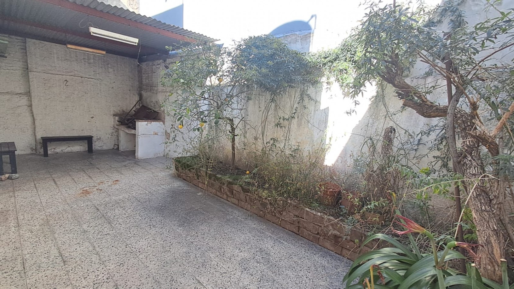  CASA 3 AMBIENTES CON COCHERA, TERRAZA Y CUARTO GUARDA UTILES.REF.928