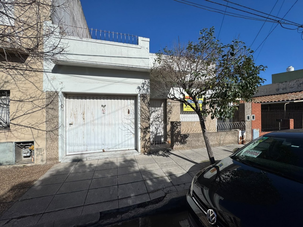  CASA 3 AMBIENTES CON COCHERA, TERRAZA Y CUARTO GUARDA UTILES.REF.928