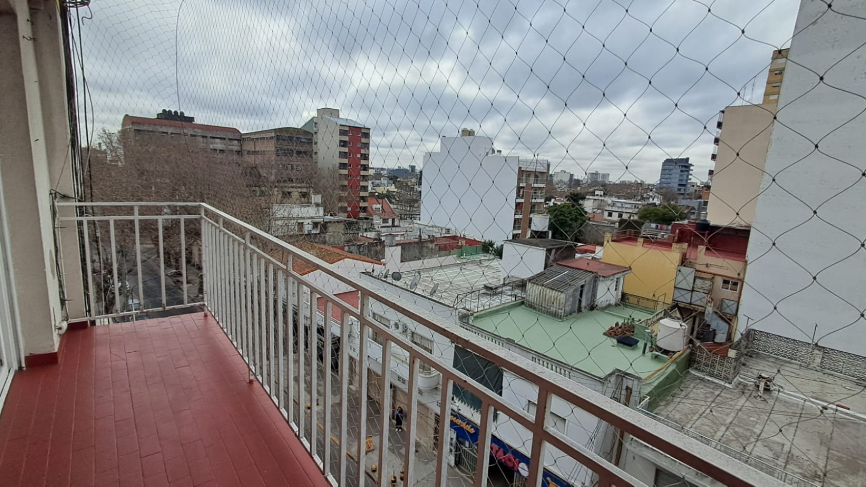 DEPTO 2 AMB A METROS DE LA ESTACION AL FRENTE C/ BALCON. REF. 921
