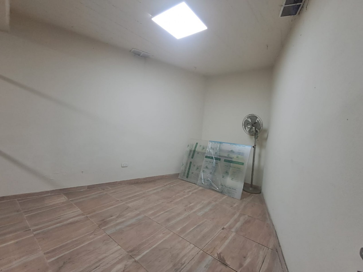 LOCAL CON DEPOSITO Y BAÑO EN ZONA COMERCIAL MAYORISTA REF. 832/A