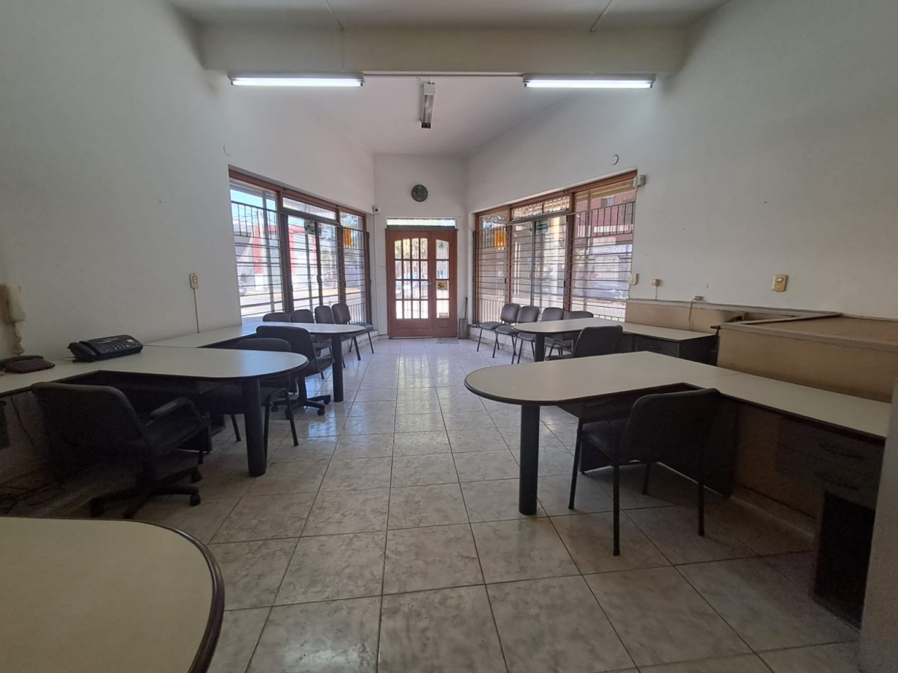LOCAL CON DEPOSITO Y BAÑO EN ZONA COMERCIAL MAYORISTA REF. 832/A