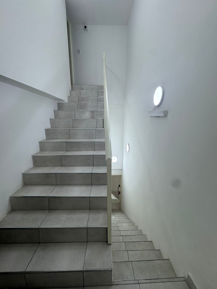 GALPON EN EXCELENTE ESTADO DE 400MTS2 CON VIVIENDA U OFICINAS, DEPOSITOS Y MONTACARGA.REF.931 