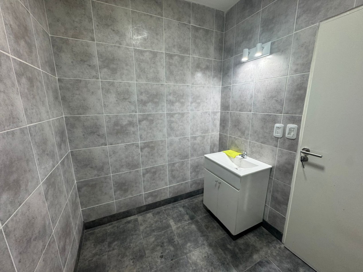 GALPON EN EXCELENTE ESTADO DE 400MTS2 CON VIVIENDA U OFICINAS, DEPOSITOS Y MONTACARGA.REF.931 