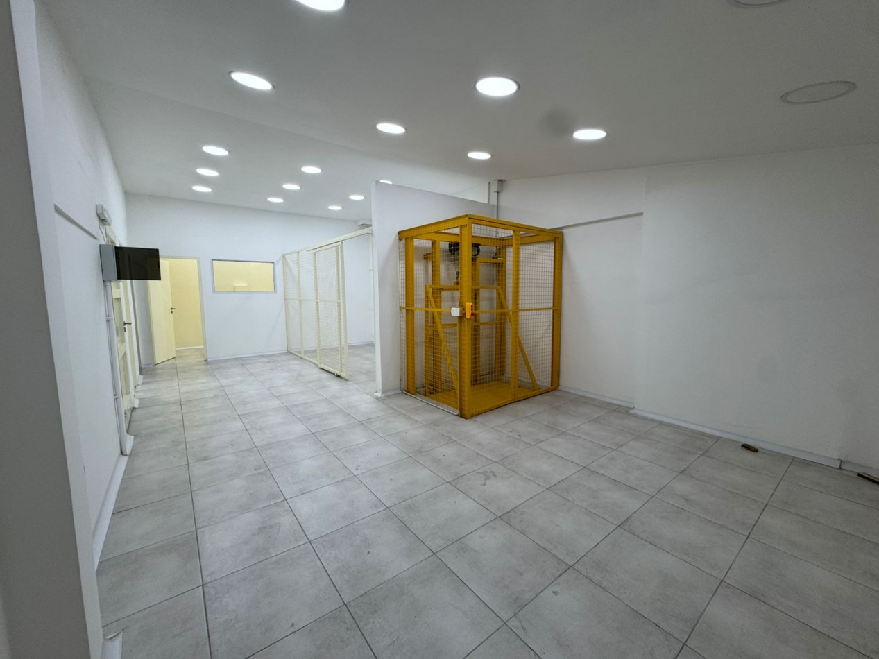 GALPON EN EXCELENTE ESTADO DE 400MTS2 CON VIVIENDA U OFICINAS, DEPOSITOS Y MONTACARGA.REF.931 