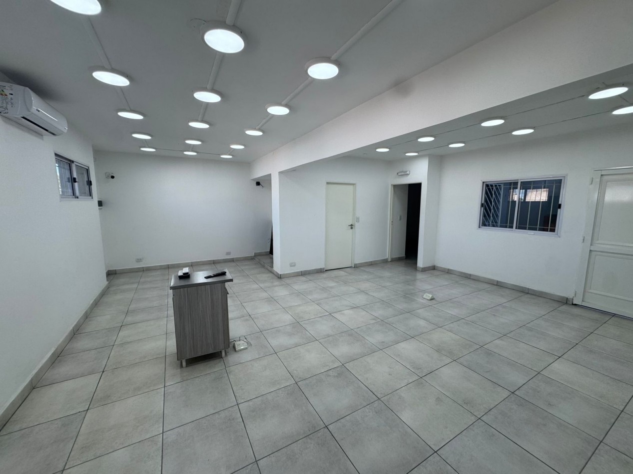GALPON EN EXCELENTE ESTADO DE 400MTS2 CON VIVIENDA U OFICINAS, DEPOSITOS Y MONTACARGA.REF.931 