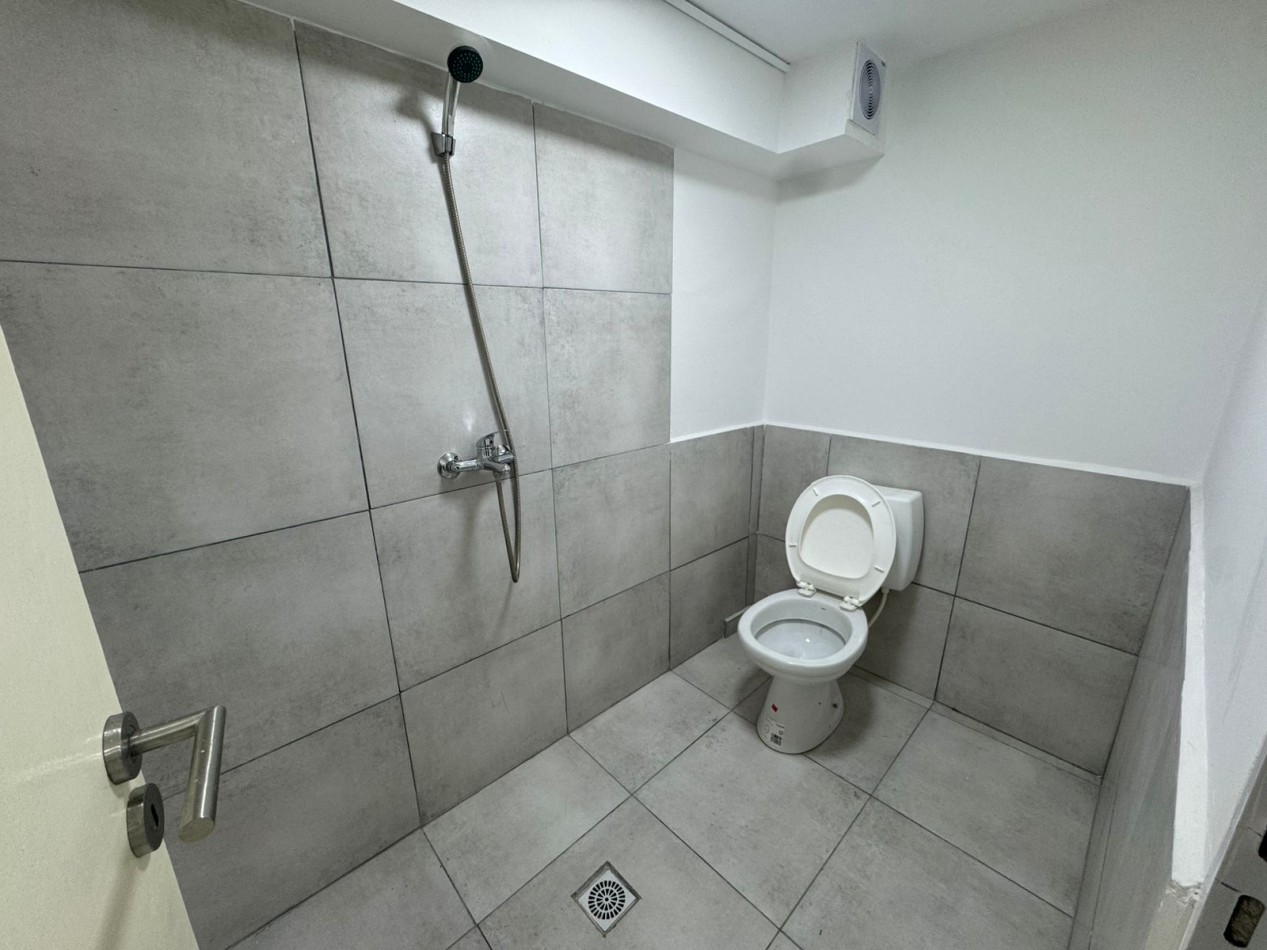 GALPON EN EXCELENTE ESTADO DE 400MTS2 CON VIVIENDA U OFICINAS, DEPOSITOS Y MONTACARGA.REF.931 