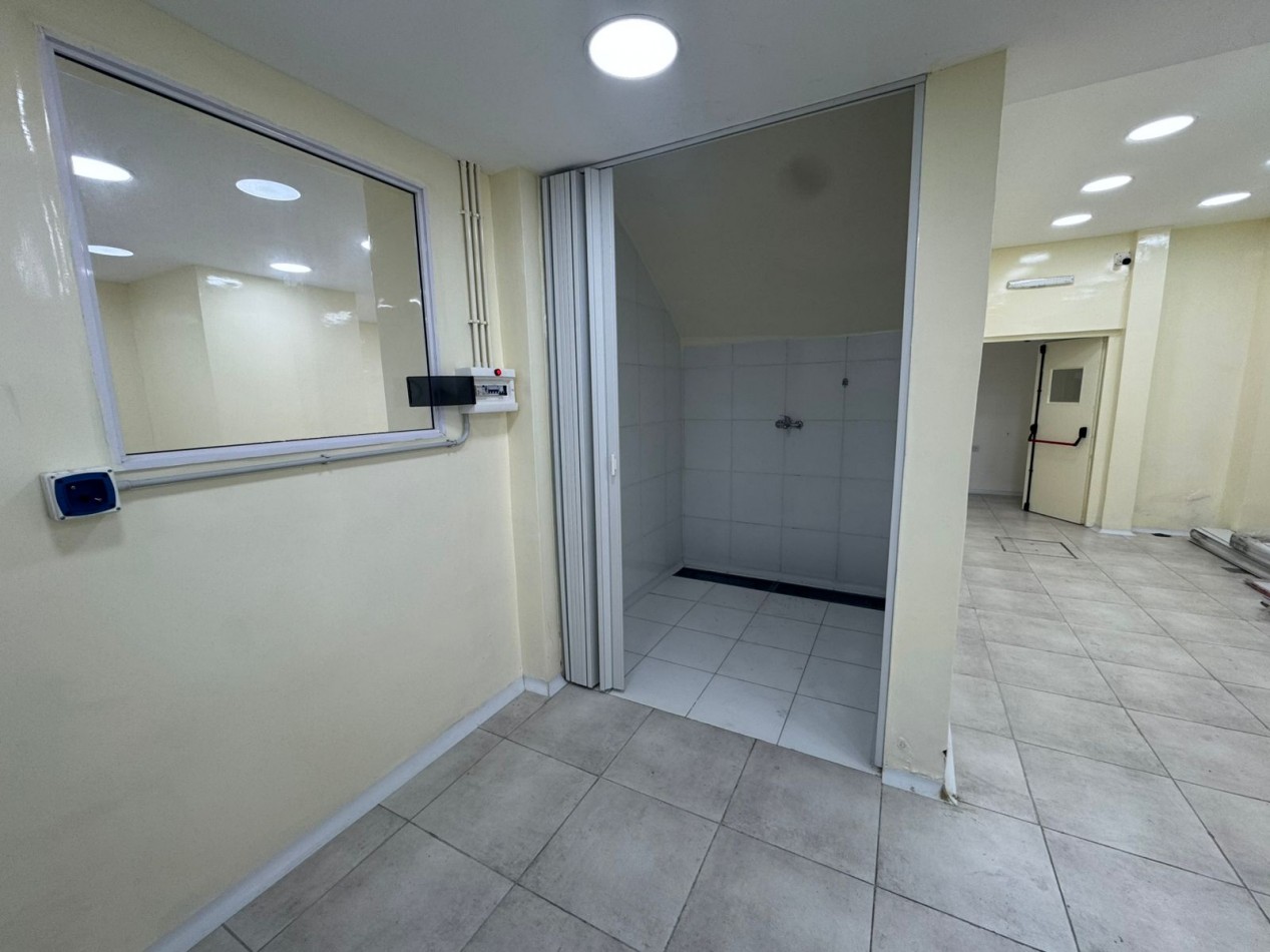 GALPON EN EXCELENTE ESTADO DE 400MTS2 CON VIVIENDA U OFICINAS, DEPOSITOS Y MONTACARGA.REF.931 