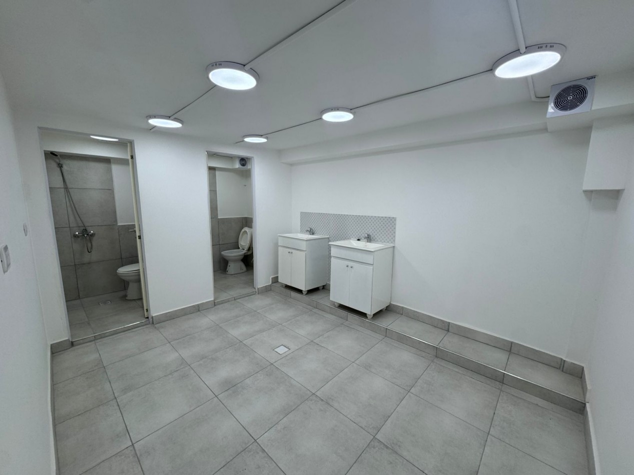 GALPON EN EXCELENTE ESTADO DE 400MTS2 CON VIVIENDA U OFICINAS, DEPOSITOS Y MONTACARGA.REF.931 