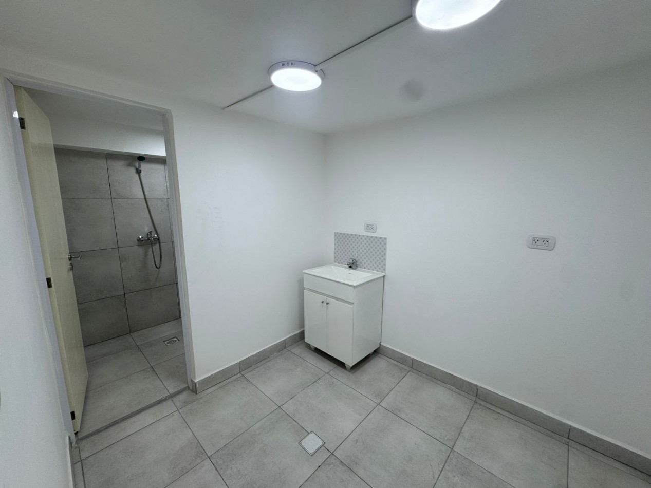 GALPON EN EXCELENTE ESTADO DE 400MTS2 CON VIVIENDA U OFICINAS, DEPOSITOS Y MONTACARGA.REF.931 