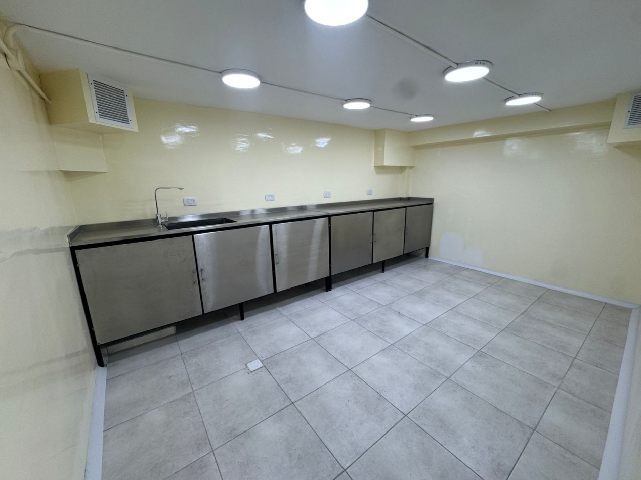 GALPON EN EXCELENTE ESTADO DE 400MTS2 CON VIVIENDA U OFICINAS, DEPOSITOS Y MONTACARGA.REF.931 